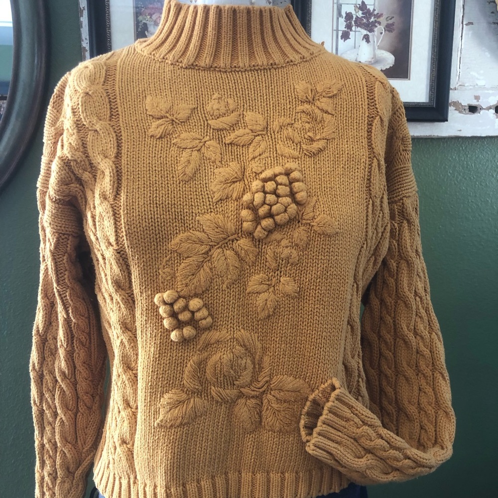 Cozy cotton cable knit sweater in a Small